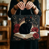 Bolso acolchado hecho a mano – Gato negro en la pila de libros